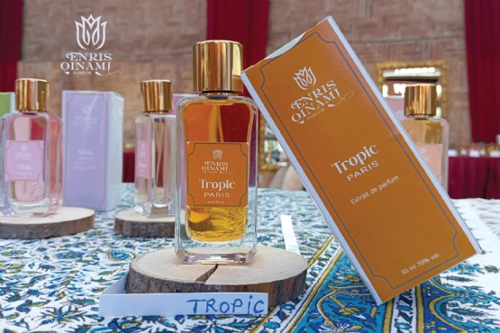 Parfumi Tropic 50 Ml Nga Parfumisti Enris Qinami, Parfum Me Arome Lule tropikale,  Parfum Me Arome trëndafil, Parfum Me Arome bajame, Parfum Me Arome qelibar, Parfum Me Arome vanilje